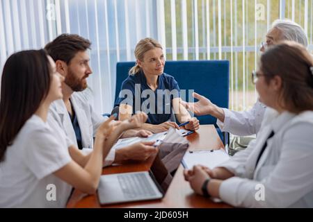 Erfolgreiche Ärzte diskutieren während der Konferenz über die Diagnose Stockfoto