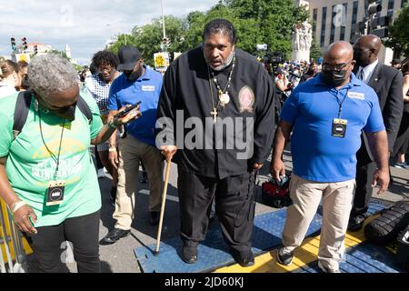 Washington, DC, USA. 18.. Juni 2022. Reverend Barber während der Kampagne der Armen: Ein nationaler Aufruf zur moralischen Wiederbelebung und Kundgebung in Washington, DC. Vor der Pandemie waren 140 Millionen Menschen arm oder nur ein Notfall, der vom wirtschaftlichen Ruin entfernt war. Seit März 2020, während Hunderttausende von Menschen gestorben sind, Millionen am Rande von Hunger und Vertreibung stehen, und immer noch ohne Gesundheitsversorgung oder Lebenslöhne ist der Milliardärenreichtum um mehr als $2 Billionen gestiegen, berichten Beamte (Kreditbild: © Brian Branch Price/ZUMA Press Wire) Stockfoto