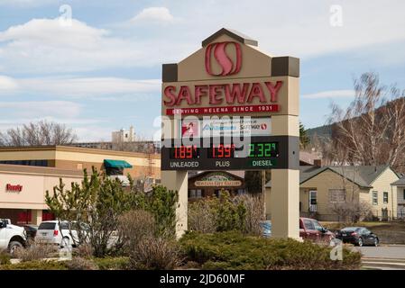 Helena, Montana - 10. April 2020: Safeway Lebensmittelgeschäft Outdoor Schild mit niedrigen Gaspreisen während Coronavirus Covid-19 Abschaltung. Unter zwei Dollar pro Gallone Stockfoto