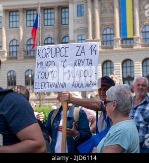 Prag, Illinois, Tschechische Republik. 18.. Juni 2022. Aktivisten, die die Kommunistische Partei Böhmens und Mährens unterstützen, veranstalten am Samstag, den 18. Juni, eine Kundgebung im Wenzelsplatz, Prag, Tschechische Republik, 2022. (Bild: © Dominic Gwinn/ZUMA Press Wire) Stockfoto