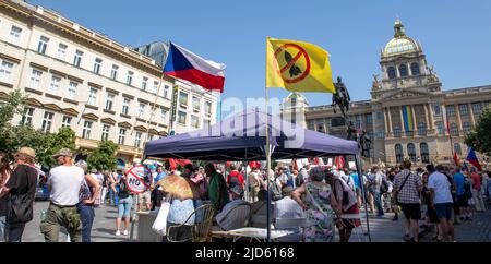 Prag, Illinois, Tschechische Republik. 18.. Juni 2022. Aktivisten, die die Kommunistische Partei Böhmens und Mährens unterstützen, veranstalten am Samstag, den 18. Juni, eine Kundgebung im Wenzelsplatz, Prag, Tschechische Republik, 2022. (Bild: © Dominic Gwinn/ZUMA Press Wire) Stockfoto