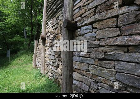 Rekonstruktion der keltischen Stadtmauer bei Finsterlohr Stockfoto