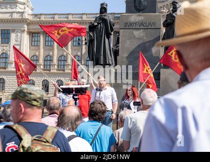 Prag, Illinois, Tschechische Republik. 18.. Juni 2022. Aktivisten, die die Kommunistische Partei Böhmens und Mährens unterstützen, veranstalten am Samstag, den 18. Juni, eine Kundgebung im Wenzelsplatz, Prag, Tschechische Republik, 2022. (Bild: © Dominic Gwinn/ZUMA Press Wire) Stockfoto