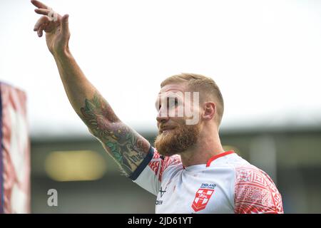 Warrington, England - 18.. Juni 2022 - Sam Tomkins aus England winkt der Menge zu. Rugby League International England vs Combined Nations All Stars at Halliwell Jones Stadium, Warrington, UK Dean Williams Credit: Dean Williams/Alamy Live News Stockfoto