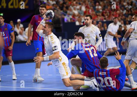 KÖLN, DEUTSCHLAND - 18. JUNI 2022: Semifinale des THW Kiel - Barca EHF FINAL4 Männer Stockfoto