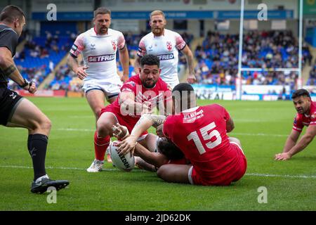 Warrington, Großbritannien. 18.. Juni 2022. John Bateman #13 der englischen Rugby-League-Nationalmannschaft versucht es und macht am 6/18/2022 in Warrington, Großbritannien, die Punktzahl 16-0. (Foto von James Heaton/News Images/Sipa USA) Quelle: SIPA USA/Alamy Live News Stockfoto