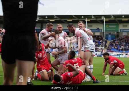 Warrington, Großbritannien. 18.. Juni 2022. John Bateman #13 der englischen Rugby-League-Nationalmannschaft feiert seinen Versuch und macht am 6/18/2022 in Warrington, Großbritannien, den Score 16-0. (Foto von James Heaton/News Images/Sipa USA) Quelle: SIPA USA/Alamy Live News Stockfoto