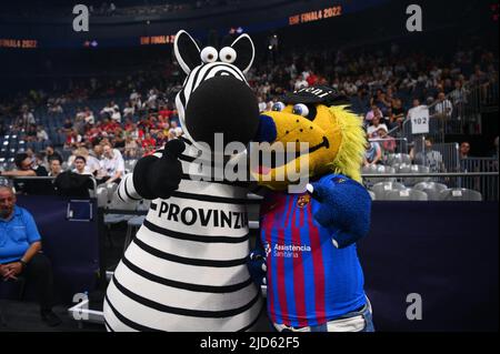 KÖLN, DEUTSCHLAND - 18. JUNI 2022: Maskottchen von Kiel und Barcelona. EHF FINAL4 Männer Stockfoto