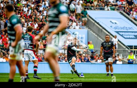 Twickenham, Großbritannien. 18.. Juni 2022. Elliot Daly Saracens schießt die Strafe für Saracens spät in der ersten Hälfte während des Gallagher Premiership Rugby Finales zwischen Leicester Tigers und Saracens am 18. Juni 2022 im Twickenham Stadium, Twickenham, Großbritannien. Foto von Phil Hutchinson. Nur zur redaktionellen Verwendung, Lizenz für kommerzielle Nutzung erforderlich. Keine Verwendung bei Wetten, Spielen oder Veröffentlichungen einzelner Clubs/Vereine/Spieler. Kredit: UK Sports Pics Ltd/Alamy Live Nachrichten Stockfoto