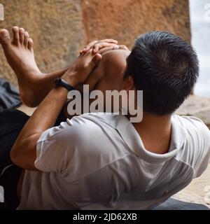 Inspirierter junger Mann aus Indien, der Yoga-Asanas im Lodhi Garden Park, Neu-Delhi, Indien, macht. Junge Bürger trainieren draußen und stehen im Yoga-Seitenwinkel p Stockfoto