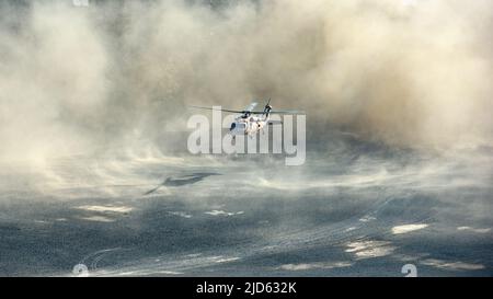 AMIANTOS, ZYPERN - 2. JUNI 2022: Ein israelischer Sikorsky UH-60 Black Hawk-Hubschrauber, der während eines gemeinsamen Militärs zwischen Zypern und Israel in schweren Staubwolken abfliegt Stockfoto