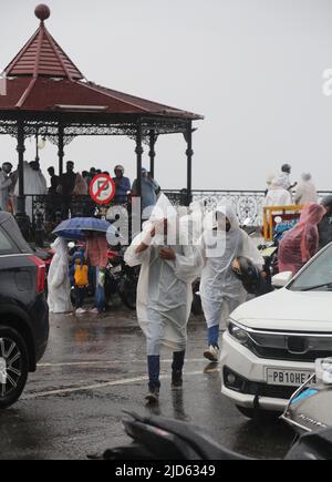 Mussoorie, Uttarakhand, Indien, 18. Juni 2022: Pendler suchen beim ersten Monsun-Regen in Mussoorie Schutz. Touristen aus dem ganzen Land kommen hier an, um das Wochenende in der Sommersaison zu feiern. Kredit: Sumit-Samarwat/Alamy Live Nachrichten Stockfoto