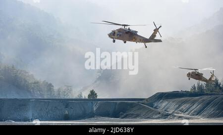 AMIANTOS, ZYPERN - 2. JUNI 2022: Israelische Soldaten warten auf zwei Black Hawk-Hubschrauber, die während der gemeinsamen Militärübung „Agapino“ zwischen Zypern und Israel landen Stockfoto