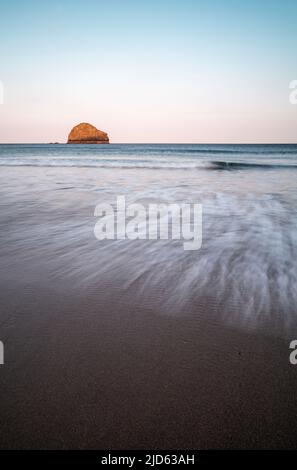 Sonnenaufgang am Trebarwith Strand in Cornwall, England, Großbritannien Stockfoto