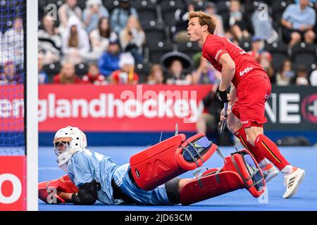 Englands Torhüter Ollie Payne und der belgische Gauthier Boccard kämpfen während eines Shootings während eines Eishockeyspiels zwischen England und den belgischen Roten Löwen in der Gruppenphase (Spiel 15 von 16) des Men's FIH Pro League-Wettbewerbs, Samstag, 18. Juni 2022 in London, Vereinigtes Königreich. BELGA FOTO LAURIE DIEFFEMBACQ Stockfoto