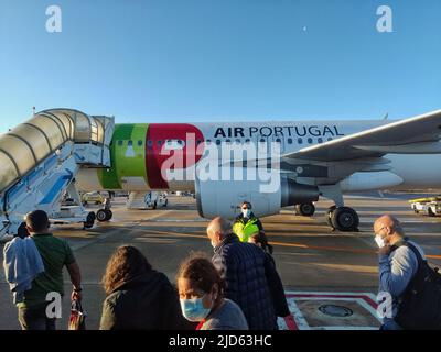 TIPPEN SIE AUF das Flugzeug von Air Portugal am Flughafen Humberto Delgado Portela Lissabon, Portugal Stockfoto