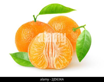 Zwei ganze Mandarinenfrüchte und halbgeschält isoliert auf weißem Hintergrund Stockfoto
