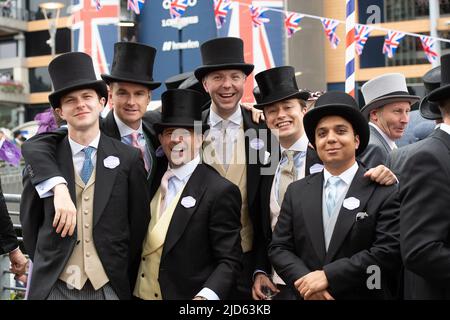 Ascot, Bergen, Großbritannien. 18.. Juni 2022. Racegoers waren heute Abend in einer großartigen Partylaune, nachdem sie fünf Tage lang im Royal Ascot Rennen waren, als sie auf der großen Party um den Bandstand Land of Hope and Glory mitsangen. Es war eine besondere Feier heute Abend nach den letzten zwei Jahren von Covid-19. Quelle: Maureen McLean/Alamy Live News Stockfoto