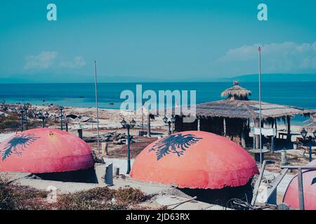 Bunker am Strand von Cape of Rodon. Sightseeing und Urlaub in Albanien Stockfoto