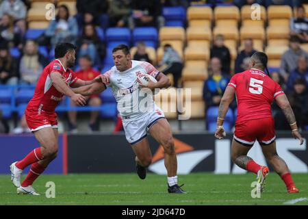 Warrington, Großbritannien. 18.. Juni 2022. Ryan Hall #5 der englischen Rugby-League-Nationalmannschaft in Aktion während des Spiels in Warrington, Großbritannien am 6/18/2022. (Foto von James Heaton/News Images/Sipa USA) Quelle: SIPA USA/Alamy Live News Stockfoto