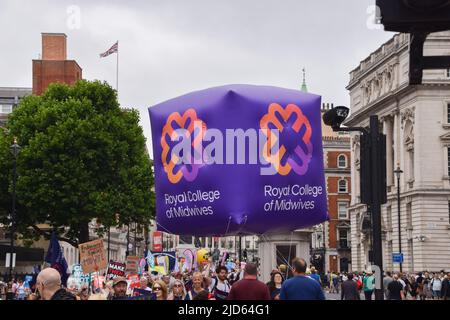 London, Großbritannien. 18.. Juni 2022. Vertreter des Royal College of Hebammen marschieren in Whitehall. Tausende Menschen und verschiedene Gewerkschaften und Gruppen marschierten durch das Zentrum Londons, um gegen die Lebenshaltungskrise, die Tory-Regierung, das ruandische Flüchtlingsprogramm und andere Themen zu protestieren. Kredit: Vuk Valcic/Alamy Live Nachrichten Stockfoto