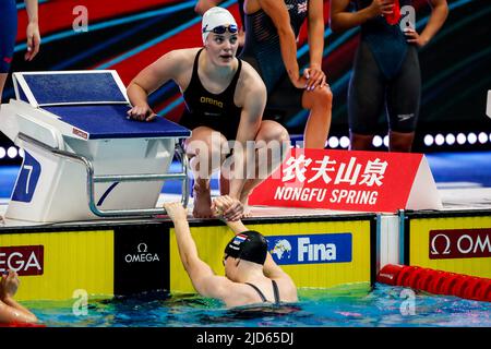 BUDAPEST, UNGARN - 18. JUNI: Tessa Giele aus den Niederlanden und Valerie van Roon aus den Niederlanden, nachdem sie am 18. Juni 2022 in Budapest, Ungarn, in der Duna Arena beim Freistilfinale der Frauen während der FINA-Schwimmweltmeisterschaften in der Schwimmhalle teilgenommen hatten (Foto: Nikola Krstic/Orange Picles) Stockfoto