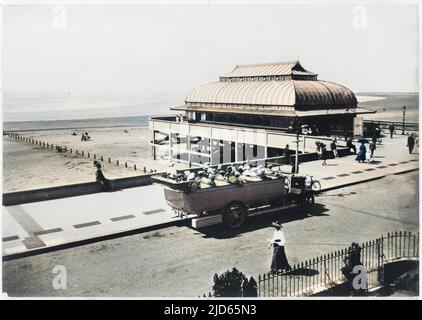 Eine Gruppe von Ausflüglern in ihrem Charabanc in Burnham-on-Crouch, Essex Colorized Version von : 10003042 Datum: 1918 Stockfoto