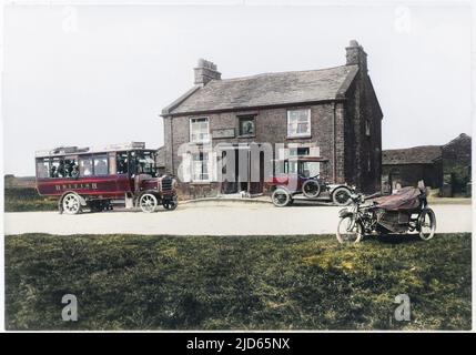 Der Buxton Bus, der am Cat and Fiddle Pub, Buxton, England ankommt. Kolorierte Version von : 10003043 Datum: 1915 Stockfoto