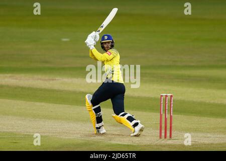 CHESTER LE STREET, GROSSBRITANNIEN. JUN 17. Graham Clark von Durham Fledermäuse während der Vitality T20 Blast-Spiel zwischen Durham und Yorkshire im Seat Unique Riverside, Chester le Street am Freitag 17. Juni 2022. (Kredit: Will Matthews | MI News) Kredit: MI News & Sport /Alamy Live News Stockfoto