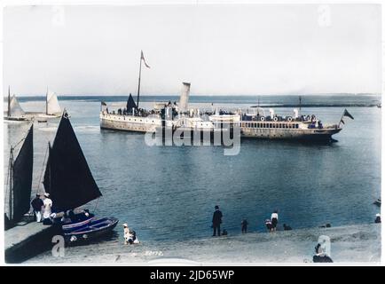 Der Raddampfer verlässt Fleetwood an der Küste von Lancashire und geht zur Isle of man. Kolorierte Version von : 10003167 Datum: 1904 Stockfoto