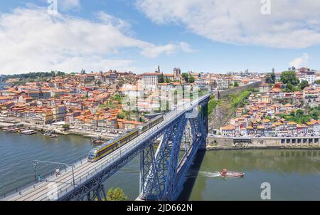 Uferpromenade Ribeira in der Altstadt, der Dom Luis I Brücke und dem Douro Fluss. Stadtbild. Porto, Portugal Stockfoto