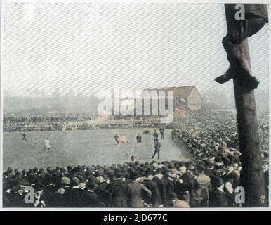 WOLVERHAMPTON WANDERERS VS EVERTON. Kurz nachdem dieses Bild aufgenommen wurde, schwärmten die Zuschauer auf den Platz. Kolorierte Version von : 10014241 Datum: 1893 Stockfoto