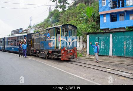 Kurseong, Westbengalen, Indien. 15. April 2022. Ein Spielzeugzug wird von einem Bahnpersonal geführt.Kurseong ist eine malerische Schönheit, eine Hügelstadt in Westbengalen im östlichen Himalaya. Es ist eine Stadt und eine Gemeinde in Darjeeling, Westbengalen. Kurseong liegt auf einer Höhe von 1.482,55 Metern und ist nur 32 Kilometer von Darjeeling entfernt. Die Stadt wurde ursprünglich Karsan Rup genannt, was das „Land der weißen Orchidee“ bedeutet. Es ist der ideale Ort, um stressfreie Tage zu verbringen, während Sie vom östlichen Himalaya und Frieden umgeben sind. Hügel und Gipfel wie Mt Kanchenzöna, Dow Hill, St Mary's Hill Stockfoto