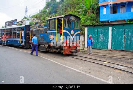 Kurseong, Westbengalen, Indien. 15. April 2022. Die Hauptattraktion des Hills-Toy Train.Kurseong ist eine malerische Schönheit, eine Hügelstadt in Westbengalen im östlichen Himalaya. Es ist eine Stadt und eine Gemeinde in Darjeeling, Westbengalen. Kurseong liegt auf einer Höhe von 1.482,55 Metern und ist nur 32 Kilometer von Darjeeling entfernt. Die Stadt wurde ursprünglich Karsan Rup genannt, was das „Land der weißen Orchidee“ bedeutet. Es ist der ideale Ort, um stressfreie Tage zu verbringen, während Sie vom östlichen Himalaya und Frieden umgeben sind. Hügel und Gipfel wie Mt Kanchenzönga, Dow Hill, St Mary's Hill und andere Stockfoto