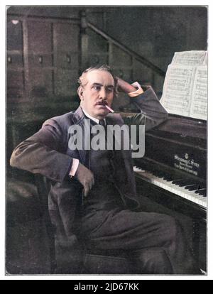 GIACOMO PUCCINI (1858 - 1924) lehnt sich auf das Klavier, eine Zigarette, die an der Seite seines Mundes baumelt. Kolorierte Version von : 10021877 Stockfoto