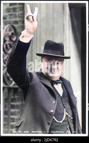 WINSTON CHURCHILL (1874 - 1965), britischer Staatsmann und Autor, gibt das V-Zeichen. Kolorierte Version von : 10023814 Datum: 1940 Stockfoto