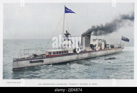 Turbinia' - das erste Dampfturbinendampfschiff. Turbinia wurde 1894 als Versuchsschiff gebaut und war damals das schnellste Schiff der Welt. Auf der Spithead Navy Review im Jahr 1897 dramatisch demonstriert. Heute ist Turbinia im Discovery Museum in Newcastle-upon-Tyne zu sehen. Kolorierte Version von : 10071644 Datum: Ca. 1897 Stockfoto