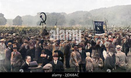 Kommunistische Demonstration im Hyde Park : die intensive Aufregung der Menge spiegelt die aufrührende Sprechervorstellung wider... Kolorierte Version von : 10083251 Datum: 1931 Stockfoto