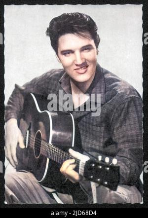 ELVIS PRESLEY amerikanischer Pop-Sänger, Gitarrist und Schauspieler in Musikfilmen, hier mit seiner Gitarre Colorized Version von : 10096365 Datum: 1935 - 1977 Stockfoto