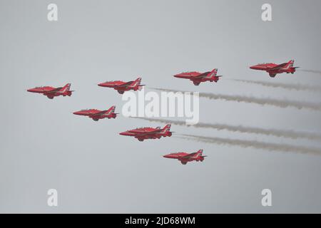 Duxford, Großbritannien. 18.. Juni 2022. Eine große Anzahl historischer Flugzeuge schufen ein Spektakel auf der IWM Duxford Summer Air Show. Die Rad-Pfeile führten einen Flipast durch. Quelle: Uwe Deffner/Alamy Live News Stockfoto