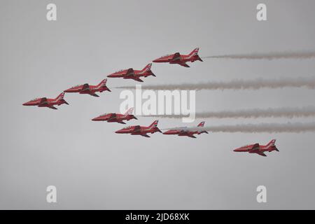 Duxford, Großbritannien. 18.. Juni 2022. Eine große Anzahl historischer Flugzeuge schufen ein Spektakel auf der IWM Duxford Summer Air Show. Die Rad-Pfeile führten einen Flipast durch. Quelle: Uwe Deffner/Alamy Live News Stockfoto