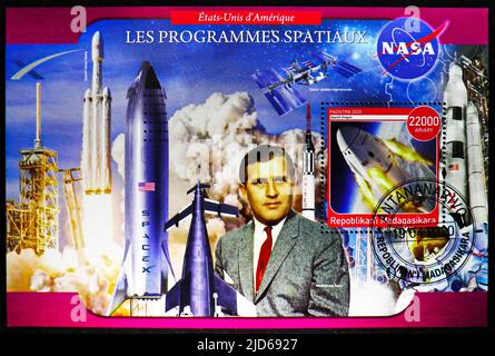 MOSKAU, RUSSLAND - 17. JUNI 2022: Briefmarke gedruckt in Madagaskar zeigt Block: Wernher von Braun, SpaceX Dragon, United States space programs Serie, Stockfoto