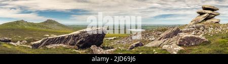 Showery Tor ist ein Felsvorsprung auf dem Grat des Bodmin Moor nördlich des rauen Tor-Gipfels in der Nähe von Camelford in Cornwall. Es ist bekannt für seine Felsen für Stockfoto