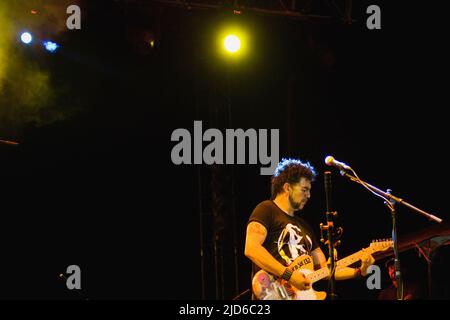 Sergio Arau spielt beim letzten Konzert der „Botellita de Jerez“ in Mexiko-Stadt, Mexiko. 18. November 2012. Botellita de Jerez war eine einflussreiche mexikanische Rockband, die 1983 in Mexiko-Stadt gegründet wurde. Seine ursprüngliche und populärste Besetzung bestand aus Gitarrist Sergio Arau, Bassist Armando Vega Gil und Schlagzeuger Francisco Barrios „El Masturerzo“. Die Band kreierte einen Rockstil, den sie „Guacarock“ nannten. Stockfoto