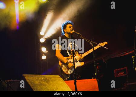 Sergio Arau spielt beim letzten Konzert der „Botellita de Jerez“ in Mexiko-Stadt, Mexiko. 18. November 2012. Botellita de Jerez war eine einflussreiche mexikanische Rockband, die 1983 in Mexiko-Stadt gegründet wurde. Seine ursprüngliche und populärste Besetzung bestand aus Gitarrist Sergio Arau, Bassist Armando Vega Gil und Schlagzeuger Francisco Barrios „El Masturerzo“. Die Band kreierte einen Rockstil, den sie „Guacarock“ nannten. Stockfoto