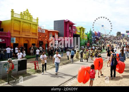 18. Juni 2022 2022, Lissabon, Portugal: Festivalbesucher besuchen am 18. Juni 2022 das Musikfestival Rock in Rio Lisboa in Lissabon, Portugal. Rock in Rio gilt als eines der größten Musikfestivals der Welt und findet am 18.., 19.., 25.. Und 26.. Juni 2022 in Lissabon statt. (Bild: © Pedro Fiuza/ZUMA Press Wire) Stockfoto