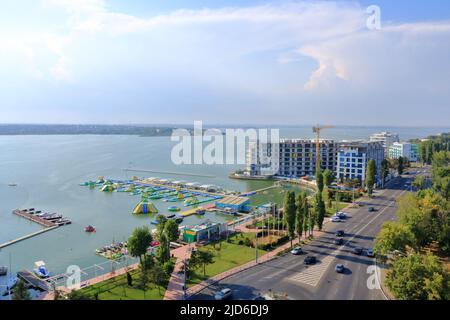 September 14 2021 - Constanta in Rumänien: Landschaft mit dem Boulevard im Mamaia Resort und dem Siutghiol See Stockfoto