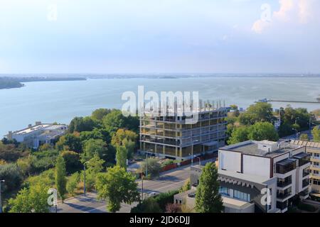 September 14 2021 - Constanta in Rumänien: Landschaft mit dem Boulevard im Mamaia Resort und dem Siutghiol See Stockfoto