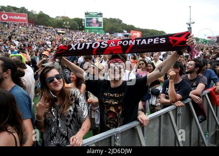 18. Juni 2022 2022, Lissabon, Portugal: Festivalbesucher besuchen am 18. Juni 2022 das Musikfestival Rock in Rio Lisboa in Lissabon, Portugal. Rock in Rio gilt als eines der größten Musikfestivals der Welt und findet am 18.., 19.., 25.. Und 26.. Juni 2022 in Lissabon statt. (Bild: © Pedro Fiuza/ZUMA Press Wire) Stockfoto