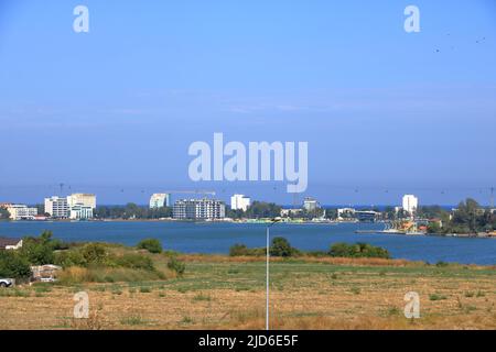 Constanta in Rumänien: Landschaft mit dem Boulevard im Mamaia Resort und dem Siutghiol See Stockfoto